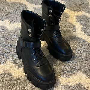 Combat boots in faux leather